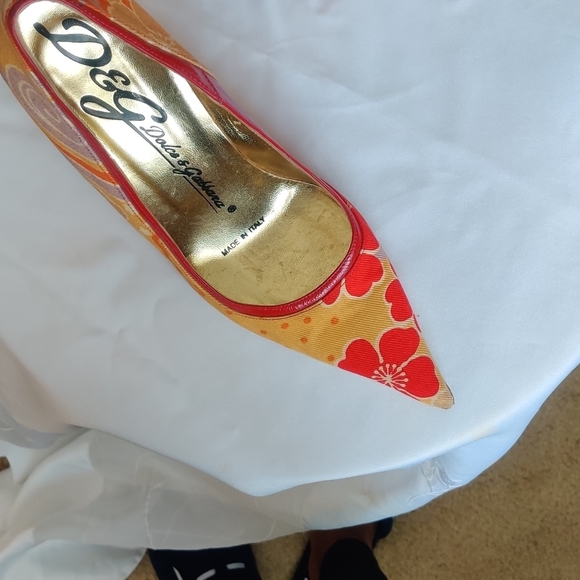 🔥🔥🔥D&G Dolce and Gabbana Red and Mustard fabric and leather heels. - Picture 2 of 7